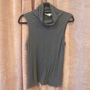 Cupcakes and cashmere gray loose turtleneck sleeveless top szM